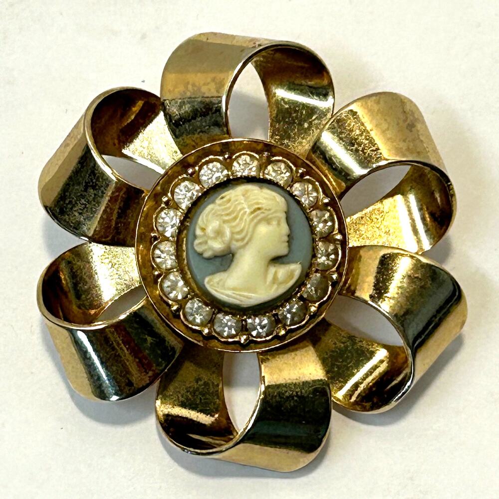 Vintage 50's Powder Blue‎ Sarah Coventry Wedgewood Cameo/Flower Brooch